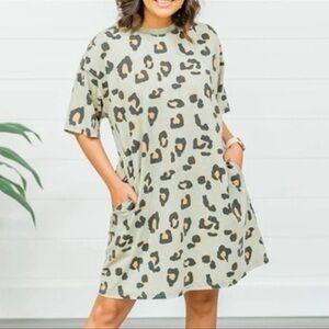 Easel leopard print dress with pockets NWT
